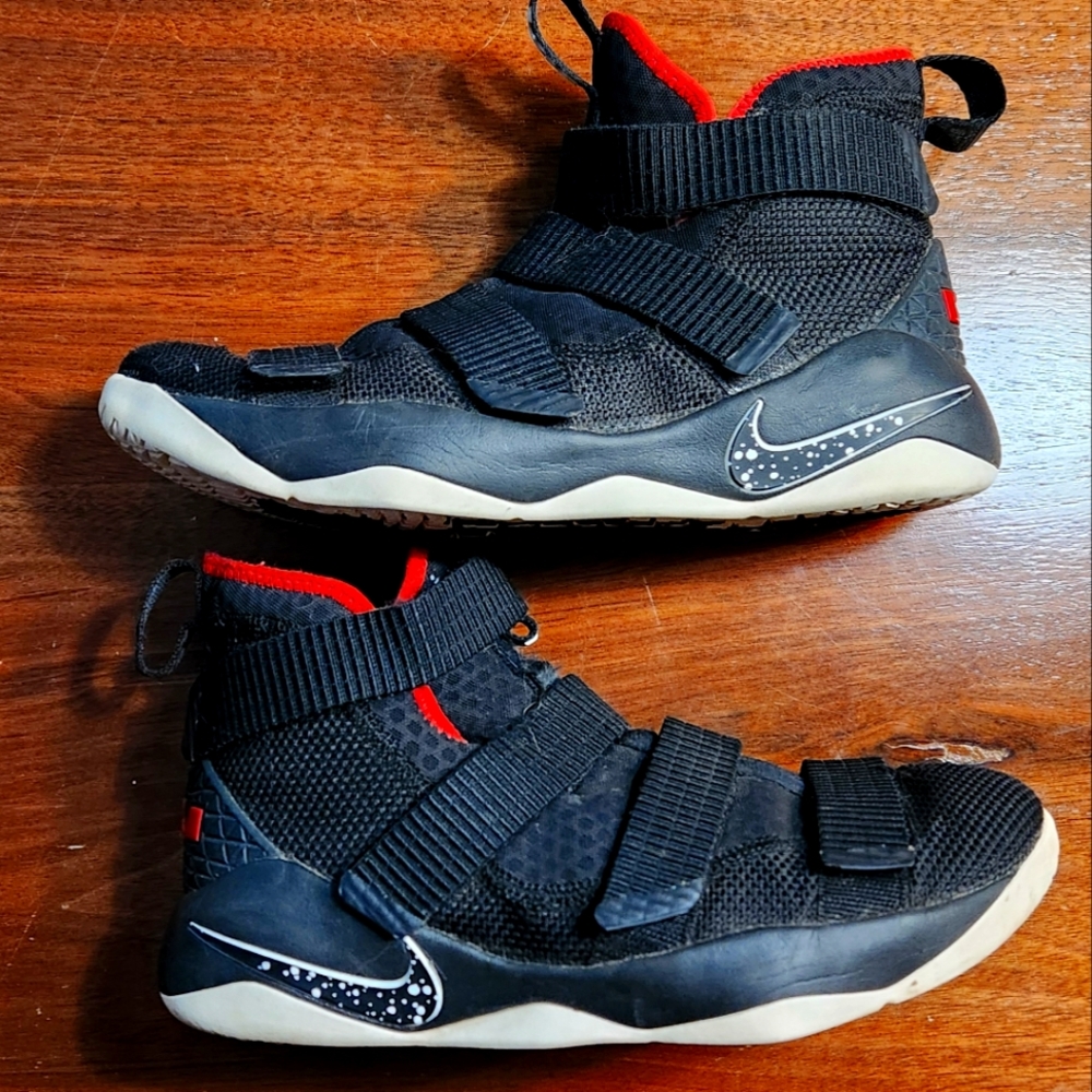 NIKE Soldier Zoom shoes